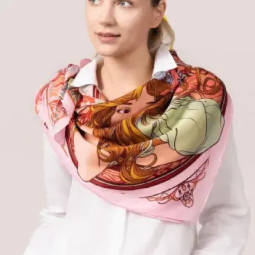 Test Grand Carré de Soie Mucha Rouge : joli foulard, mais pas donné pour ce que c’est