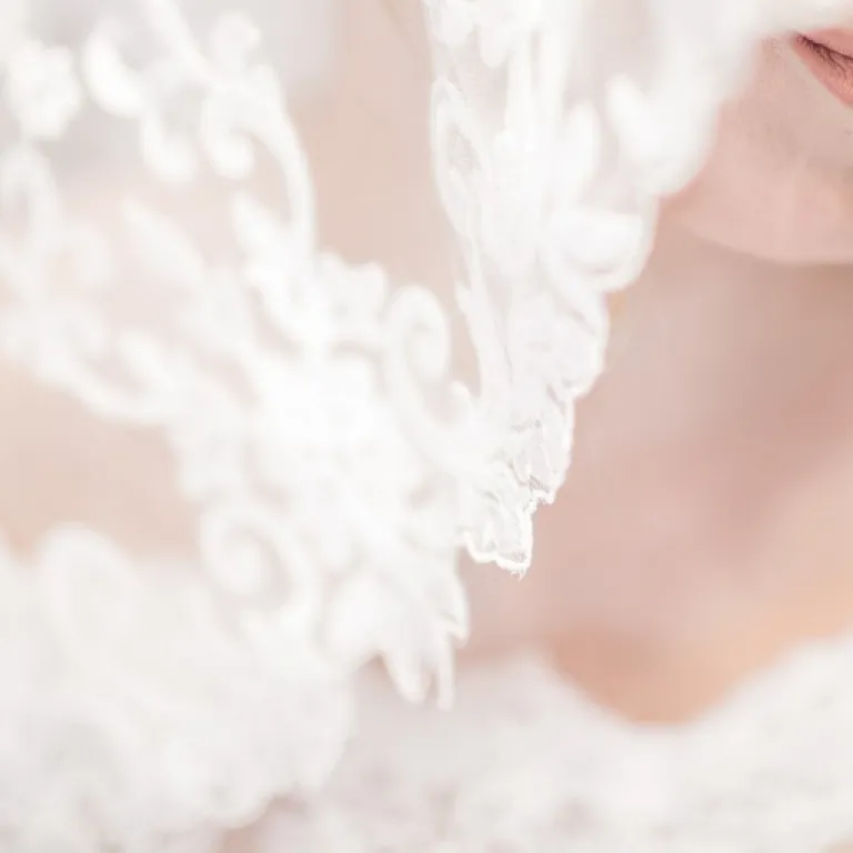Comment bien choisir sa housse de robe de mariée pour protéger sa précieuse tenue