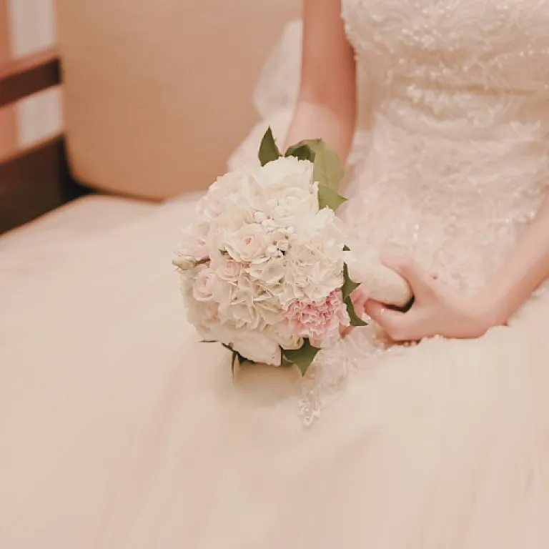 Oser la robe de mariée paillettes pour un mariage inoubliable