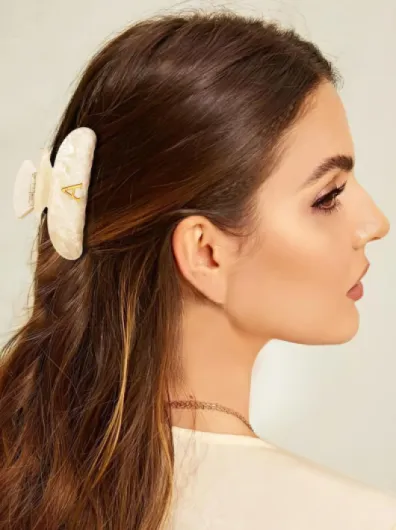 LILIE&WHITE Pince Cheveux Femme Ivoire Nacrée Initiale A – Barrette Griffe Antiglisse Hypoallergénique, Inaltérable, Design Moderne Fait Main, Cadeau Élégant