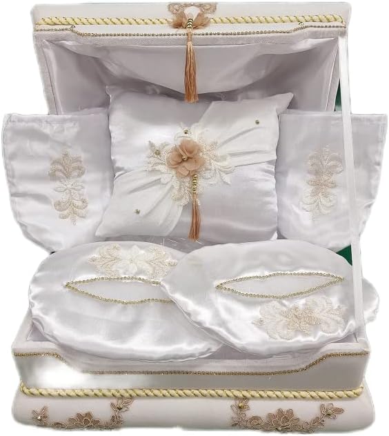 Dounia Mariage Coffret henné Luxe Motif Dore Coffret henné Luxe Motif Dore Le Coffret est composé : Un Coffret Un Coussin 1 Paire de Gants, 1 Paire de Chaussons, 1 Sachet henné, 2 Bougies 1 tajin