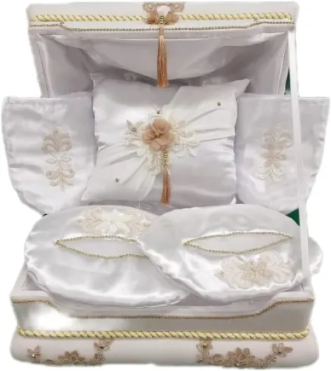 Dounia Mariage Coffret henné Luxe Motif Dore Coffret henné Luxe Motif Dore Le Coffret est composé : Un Coffret Un Coussin 1 Paire de Gants, 1 Paire de Chaussons, 1 Sachet henné, 2 Bougies 1 tajin
