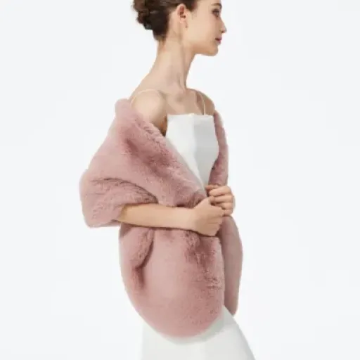 Test BEAUTELICATE Châle Fausse Fourrure Rose Pêche : la petite couche chaude pour les mariages d’hiver