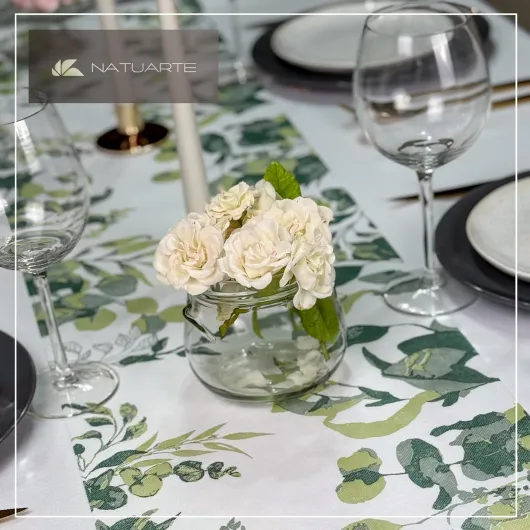 Chemin de Table Vert Eucalyptus, Rouleau Tissu Non Tissé de 25 mètres x 30 centimètres, Décoration de Table, Tissu Décoration Mariage Communions Anniversaires, Couleur Eucalyptus