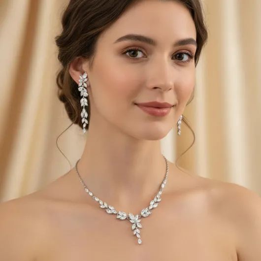 Parure de bijoux en zircone cubique pour mariée et demoiselle d'honneur, élégante marquise, feuille, fleur, collier, boucles d'oreilles, bracelet pour femme Couleur : argent clair.
