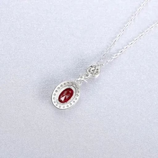 Test Ruby Pendant Necklace : un petit collier rouge qui fait le job sans faire rêver