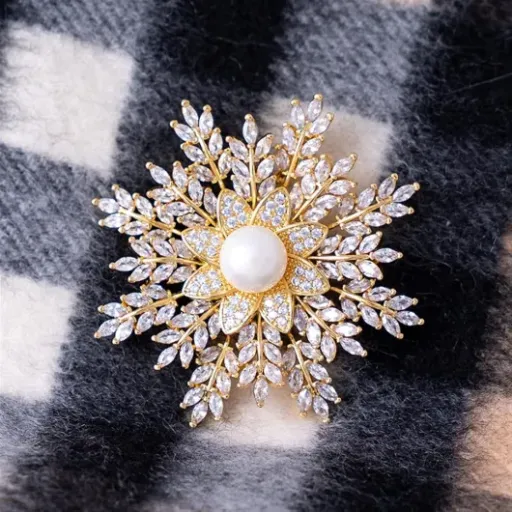Test Brooches Pin Luxury Snowflake : une broche flocon dorée qui fait le job pour l’hiver