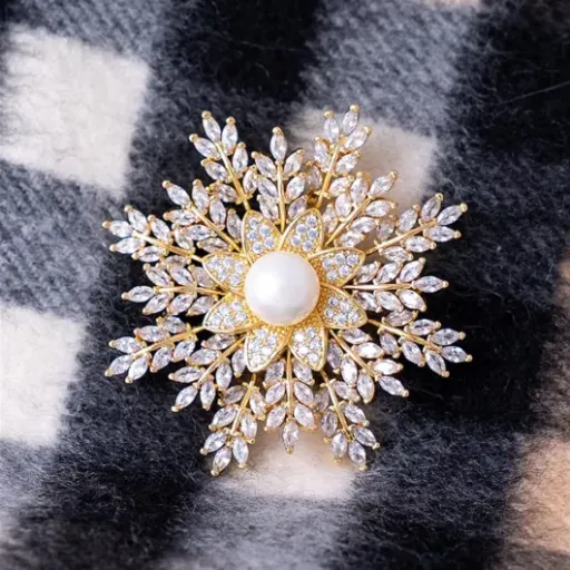 Test Brooch Pin for Women Snowflake : une broche dorée qui fait le job pour l’hiver