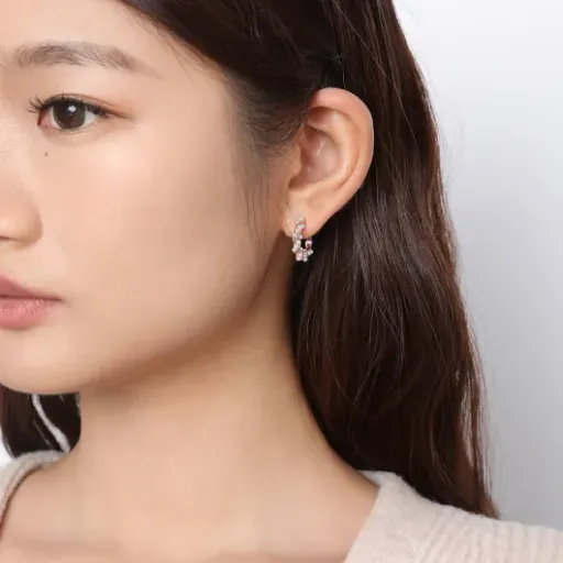 Test Meissa Créoles argent femme : des petites boucles en perles qui font le job pour tous les jours